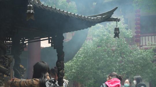 下雨天杭州寺庙香炉青烟袅袅视频素材模板下载