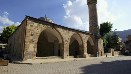 一个非常古老的历史清真寺的外观。
埃尔比斯坦乌卢清真寺。4K。土耳其。1.