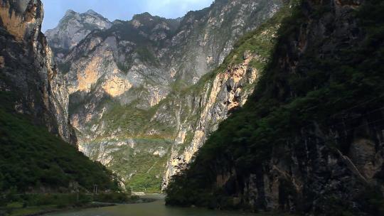 高山峡谷彩虹