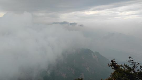 洛阳老君山-远山云海水墨风格