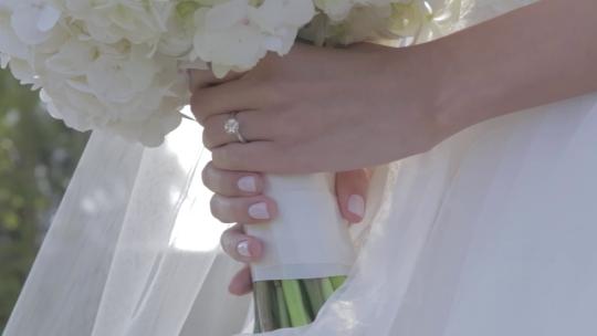 3407_新娘的手，戴着戒指和花束