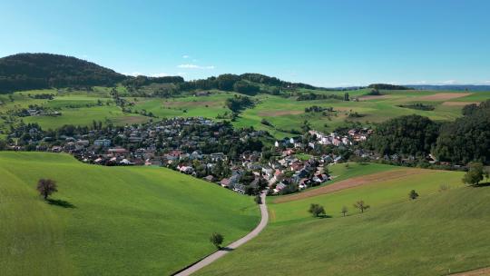 瑞士一个村庄的鸟瞰图。这个村庄叫尼德多夫。