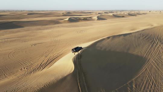 沙漠中的车辆视频素材模板下载