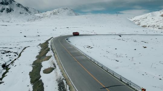西藏旅游风光318国道雪山风景卡车