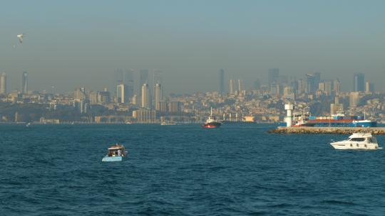 博斯普鲁斯海峡（伊斯坦布尔）轮渡前往卡迪科伊港口视频素材模板下载