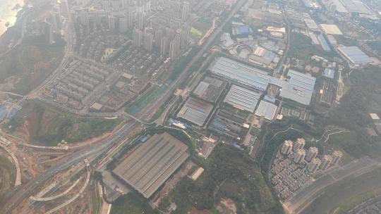 飞机窗外迷雾中重庆城市扩张开发建设