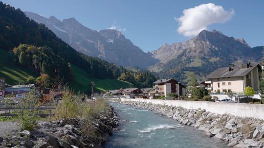 流经瑞士恩格尔贝格美丽小镇的河流。视频素材模板下载
