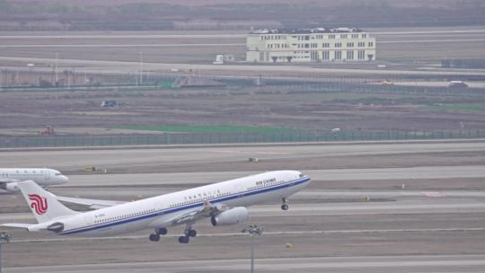 中国国际航空公司飞机在浦东机场起飞