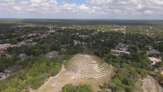 位于墨西哥伊萨马尔市的玛雅废墟上，广泛建立无人驾驶飞机射击
