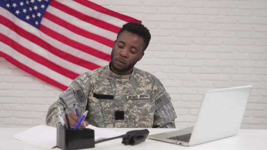 在总部大楼笔记本电脑上工作的美国士兵