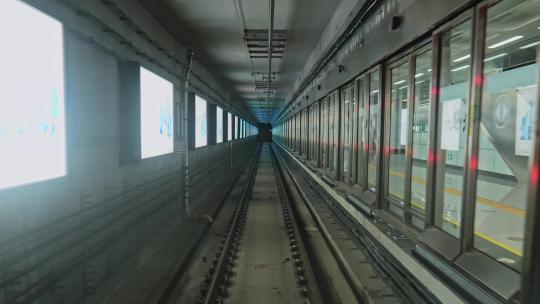 地铁在隧道内行驶