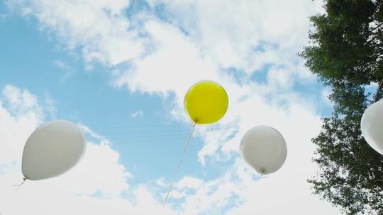 飘在空中的彩色气球