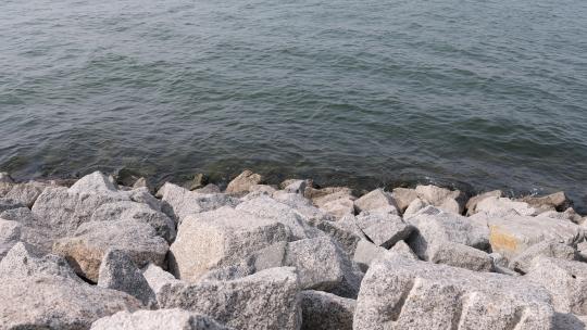海岸大海堤坝石头