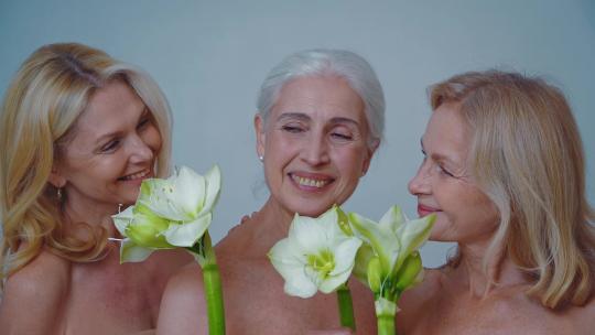 三个女人微笑