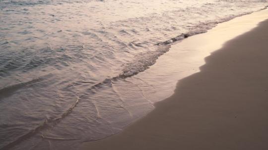 夕阳下的海边沙滩海浪