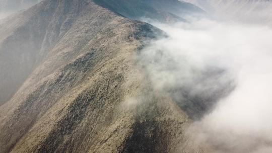 云雾缭绕的山顶视频素材模板下载
