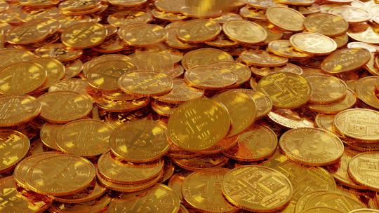黄金加密货币比特币落在一堆金币上 4K视频
