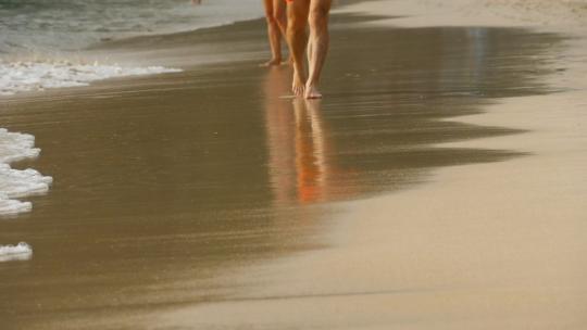 2256_赤脚的男人走在沙滩上
