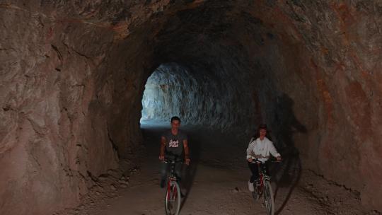 在石头隧道里骑自行车