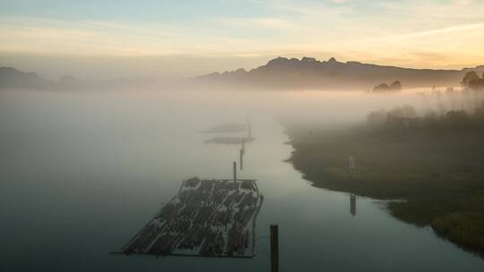 湖泊被雾覆盖的镜头