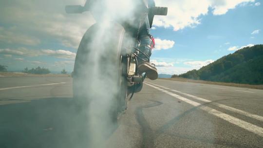 摩托起跑轮胎在地上摩擦燃起烟雾慢动作特技