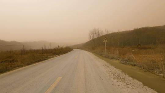 扬沙天气自驾农村在公路上