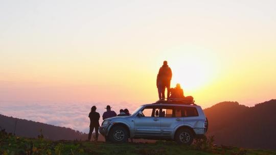 旅行团在巴赫马罗享受云上日落