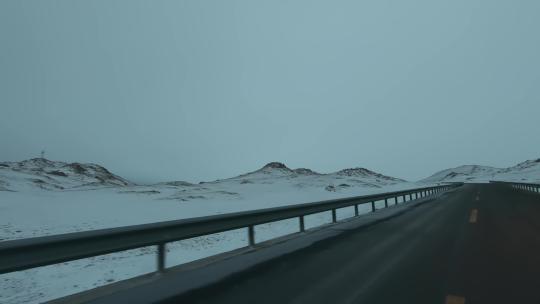 西藏旅游317国道车窗外清晨雪山