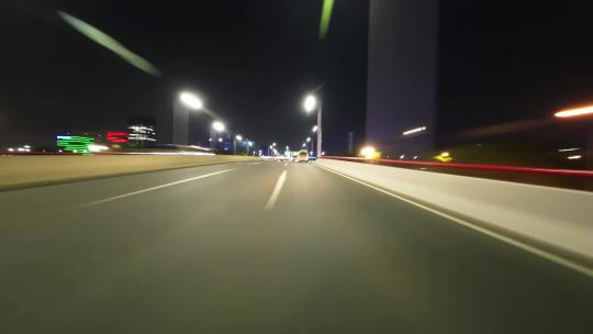 晚上汽车行驶在城市街道，延时摄影
