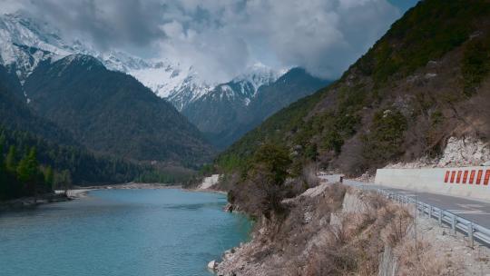 西藏旅游风光318国道林芝段云雾雪山河水