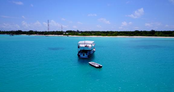 白天鸟瞰复制空间拍摄的白沙天堂海滩和水蓝色的水背景