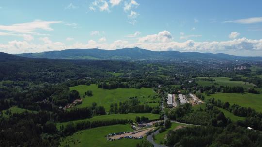 从Jablonec nad Nisou俯瞰Liberec市，著名的背靠背信号发射器