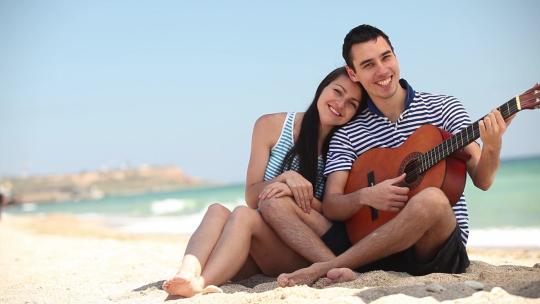 情侣在沙滩上甜蜜的接吻视频素材模板下载