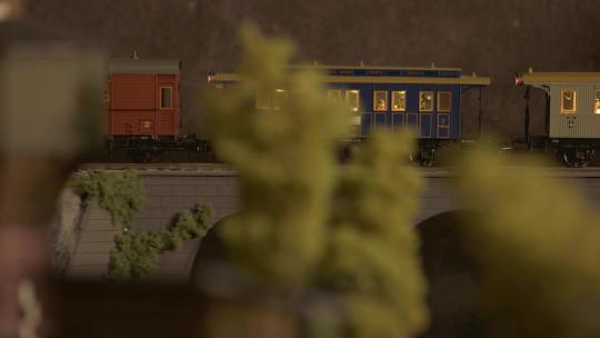 铁路模型在桥上移动。