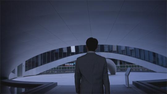 4K 商务男子步入发布中心行走背影视频素材模板下载