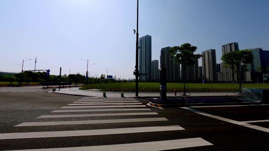 白天杭州市观澜路车右行车空镜视频素材模板下载