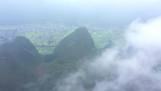清晨雨雾下的万峰林航拍全景