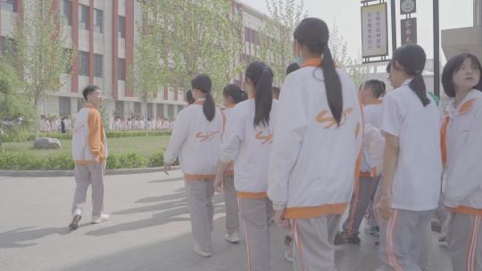 校园中初中生列队在校园中行走视频素材模板下载