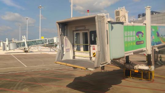 江西景德镇机场登机桥对接抵达的航班视频素材模板下载
