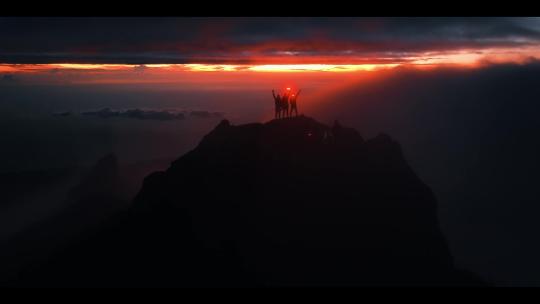 FPV无人机航拍一群人在山顶看大海日出