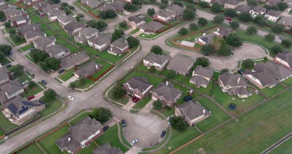德克萨斯州休斯顿郊外郊区房屋的鸟瞰图