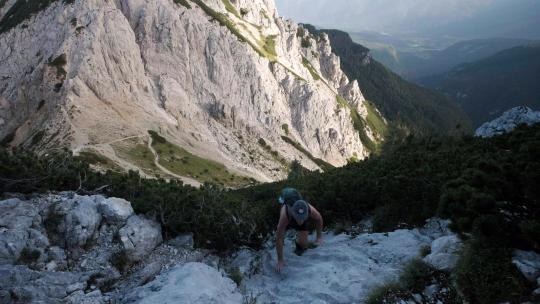 在斯洛文尼亚特里格拉夫国家公园徒步穿越朱利安阿尔卑斯山。徒步旅行到杜林的一个观点视频素材模板下载