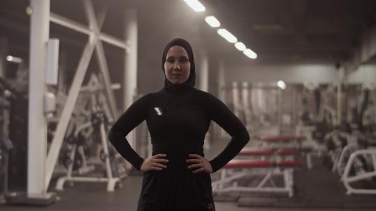 健身房里的穆斯林女运动员