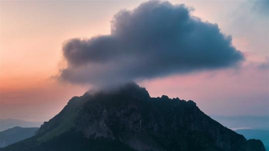 夏季清晨山顶上的彩色云朵