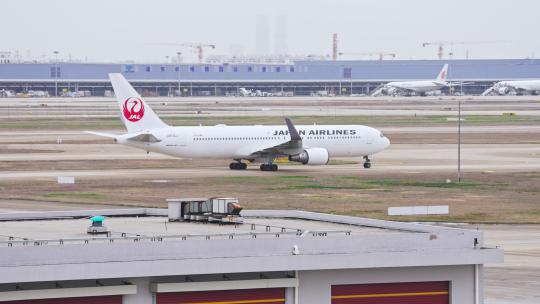 日本航空飞机在浦东机场跑道滑行