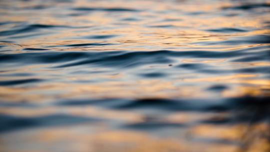 金色水面湖面夕阳水面波浪波光特写