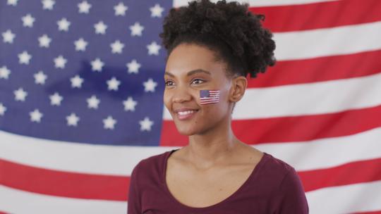 脸上印着美国国旗涂鸦的女士