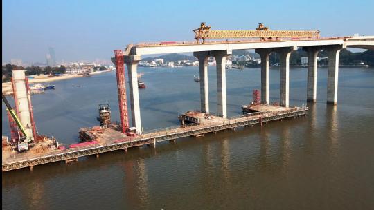 航拍横跨江面的大桥工程建设
