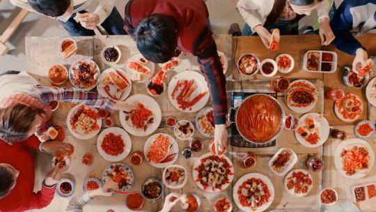 一家人过大年春节包饺子年夜饭视频素材模板下载