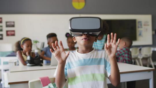 男孩在教室里戴着虚拟眼镜视频素材模板下载